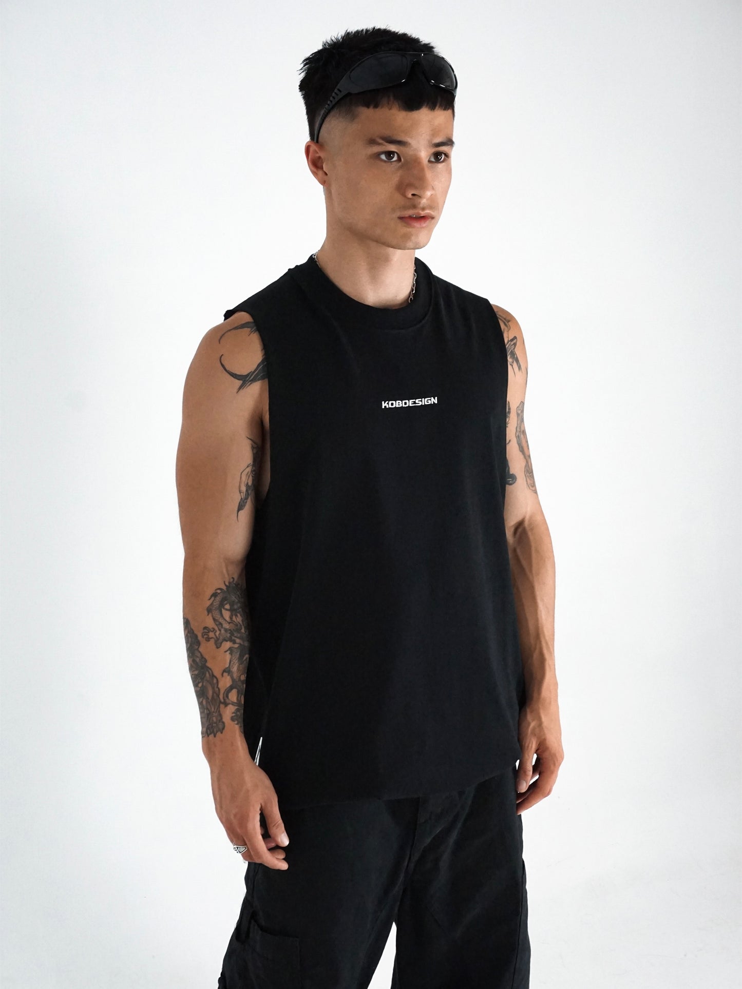 BLACK SLEEVELESS TEE