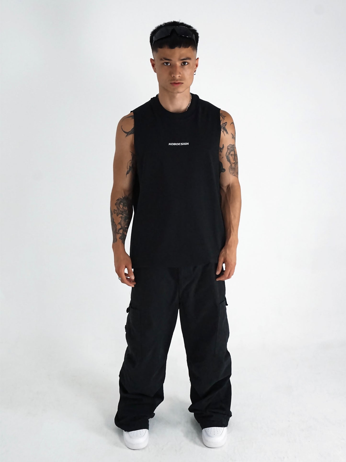 BLACK SLEEVELESS TEE