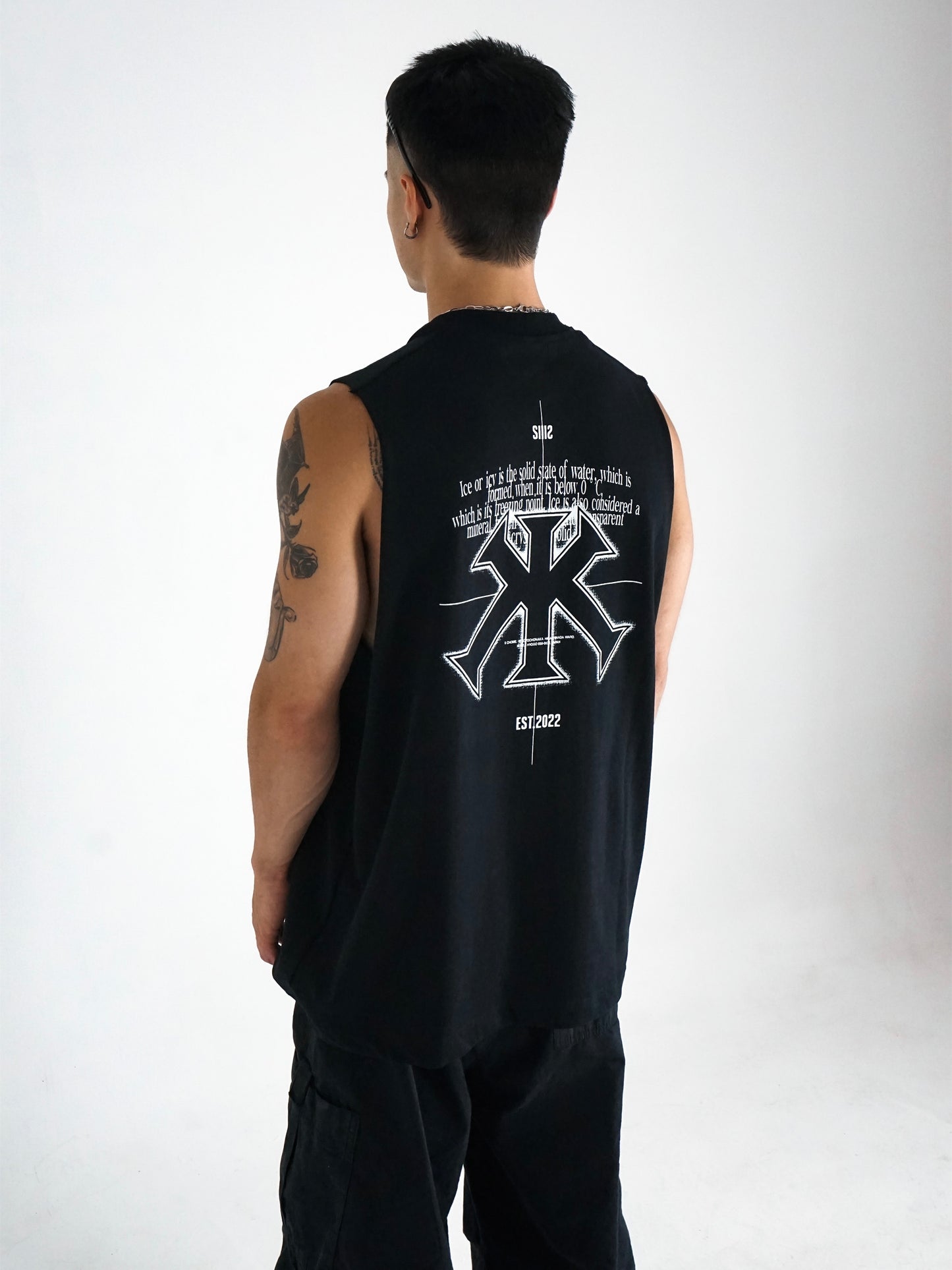 BLACK SLEEVELESS TEE